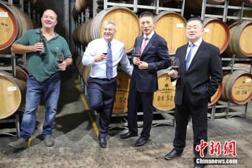 左起:歌浓酒庄总酿酒师Kevin Mitchell、酒庄总经理Warrick James Duthy、张裕董事长周洪江、总经理孙健