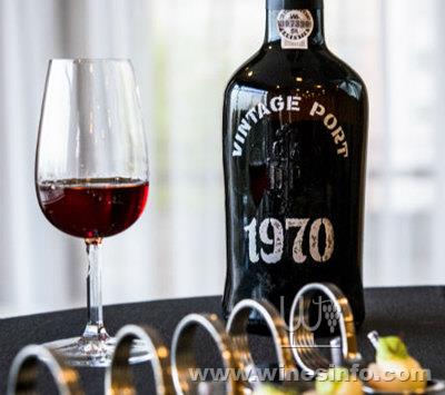 Blend-All-About-Wine-Vintage-Port-1970-Real-Companhia-Velha-Movement.jpg